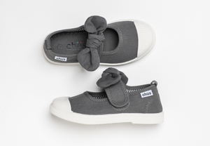 Canvas sneakers with single velcro strap and removable bow tie in grey. Adorable monogrammed. Chus Shoes. Top view.