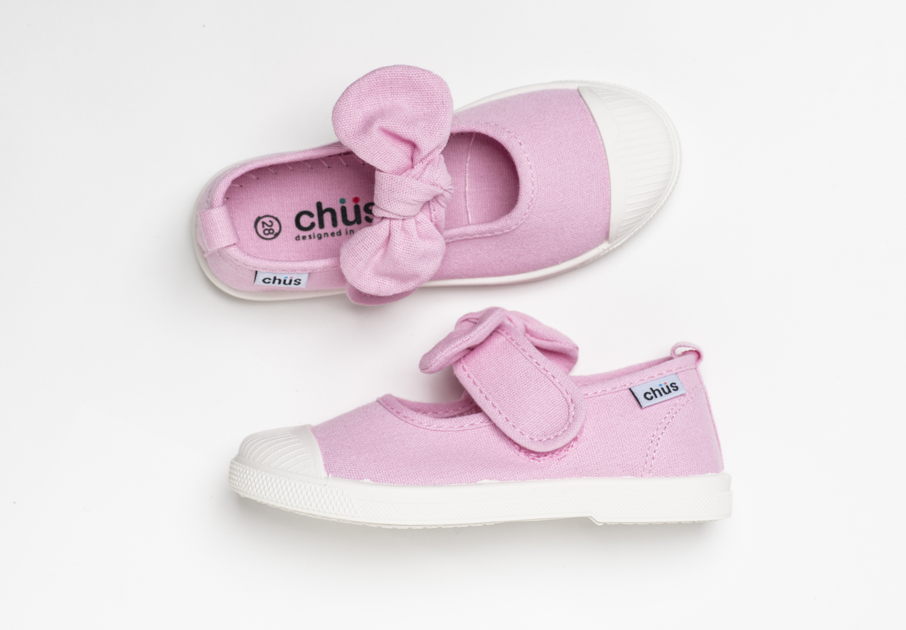 Canvas sneakers with single velcro strap and removable bow tie in light pink. Adorable monogrammed. Chus Shoes. Top view.