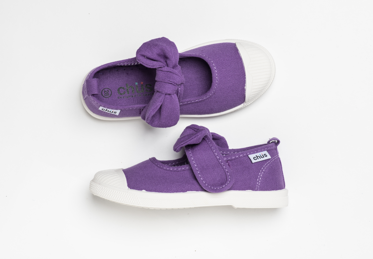 Canvas sneakers with single velcro strap and removable bow tie in purple. Adorable monogrammed. Chus Shoes. Top view.